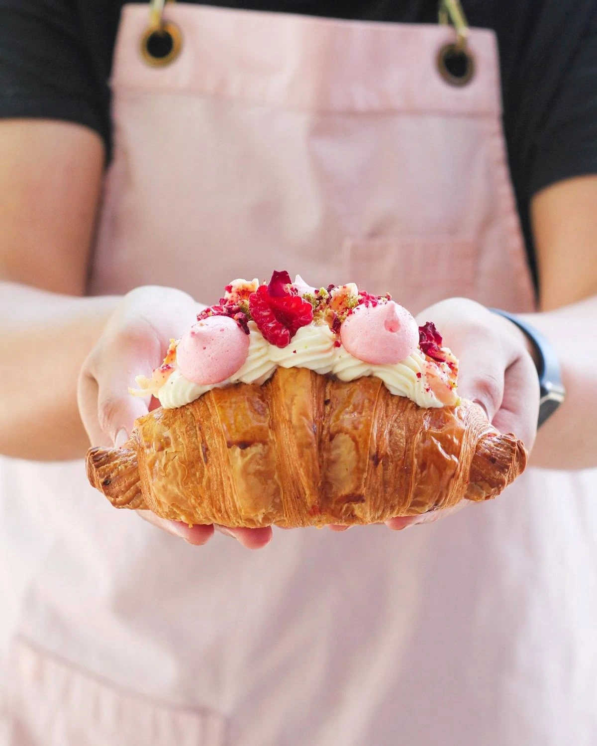 Vitrina de cafetería con croissants gourmet variados